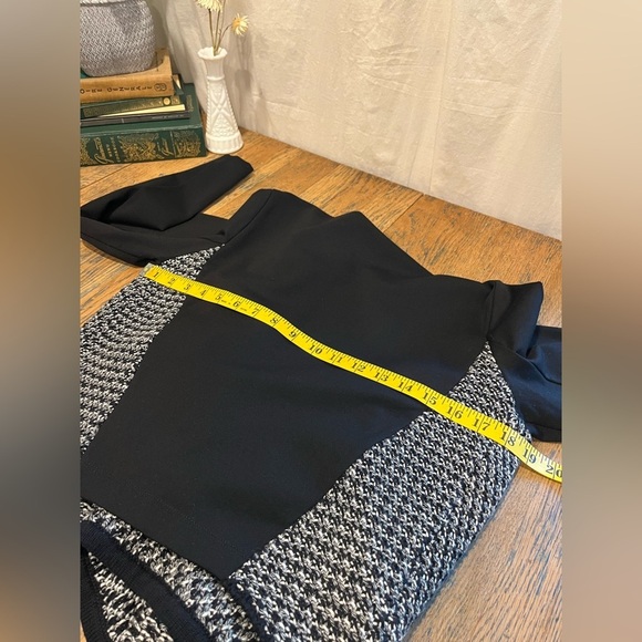 🖤 RW&CO – Textured Knit Drape-Front Top – Size M - Picture 7 of 10